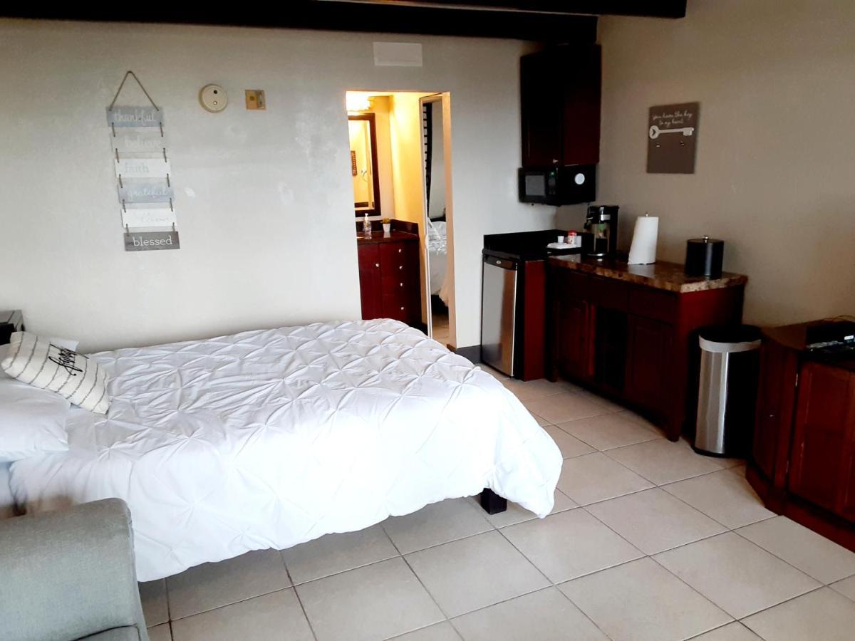 Charming One Bedroom Resort-Style Studio With Pool And Beach Access รัสกิน ภายนอก รูปภาพ