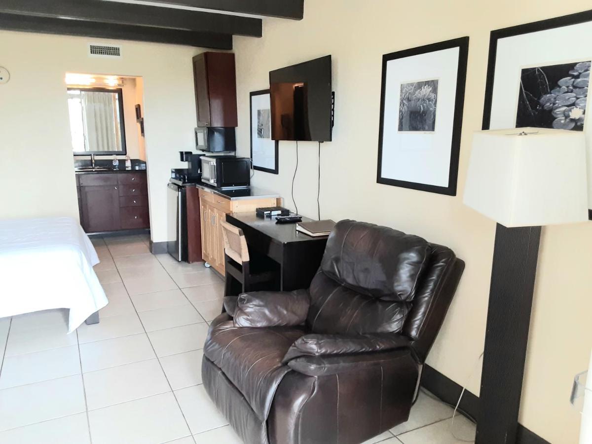 Charming One Bedroom Resort-Style Studio With Pool And Beach Access รัสกิน ภายนอก รูปภาพ